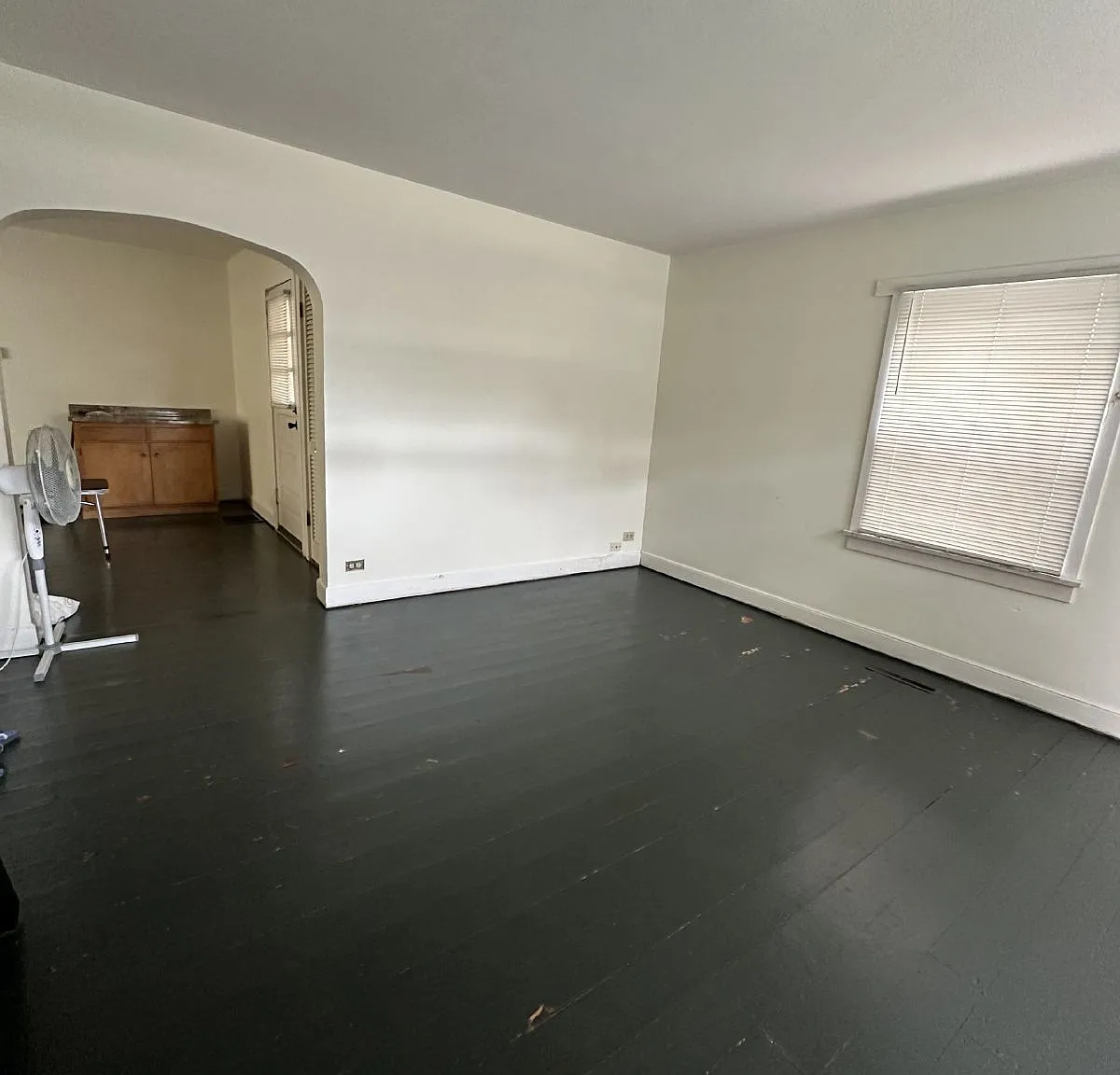 4 bed, 1.0 bath, 1776 sqft, $425 — Photo 2