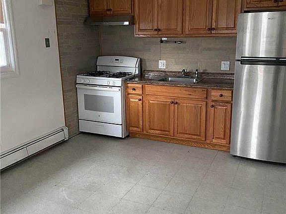 4th image of 233 Maple Ave