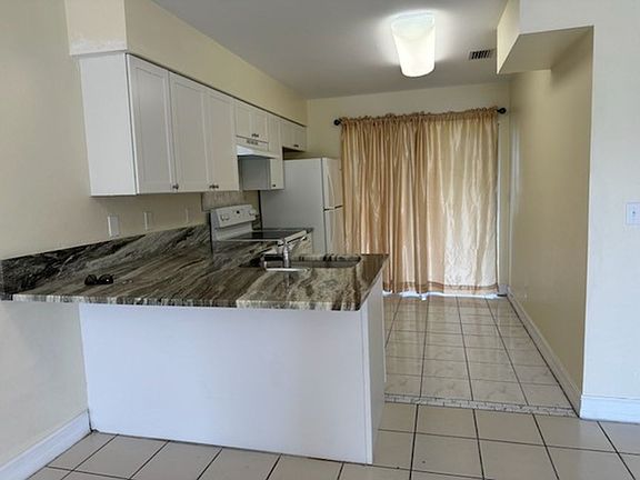 3rd image of 312 SE 16th Pl #0