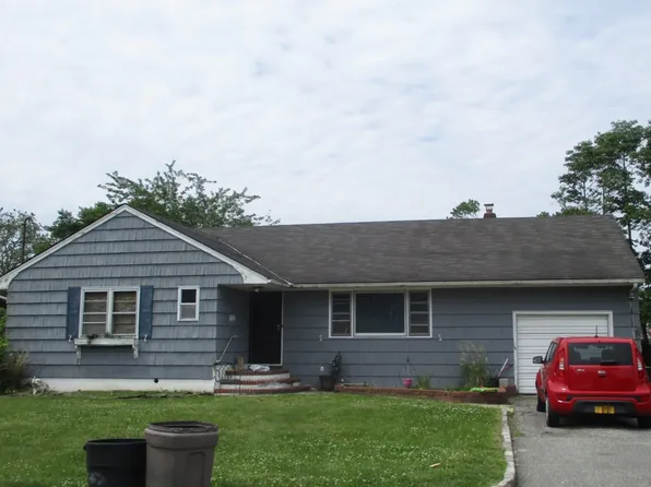 128 W 3rd St, Deer Park, NY 11729