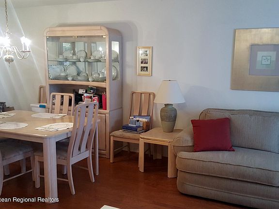 5th image of 637 E Regency Dr