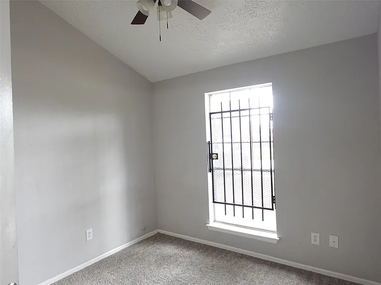 10811 Thorncliff Dr — Photo 9