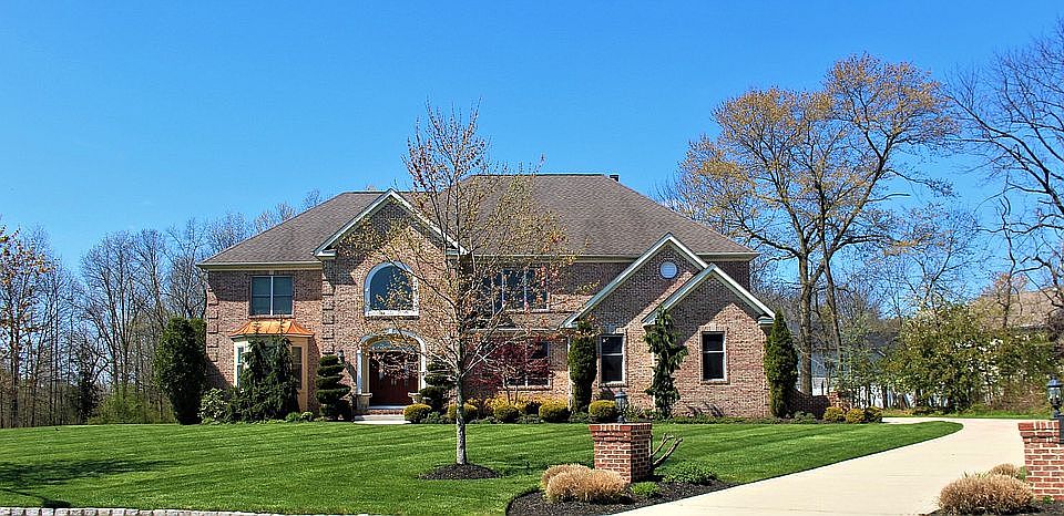 1st image of 18 Tuxedo Ct