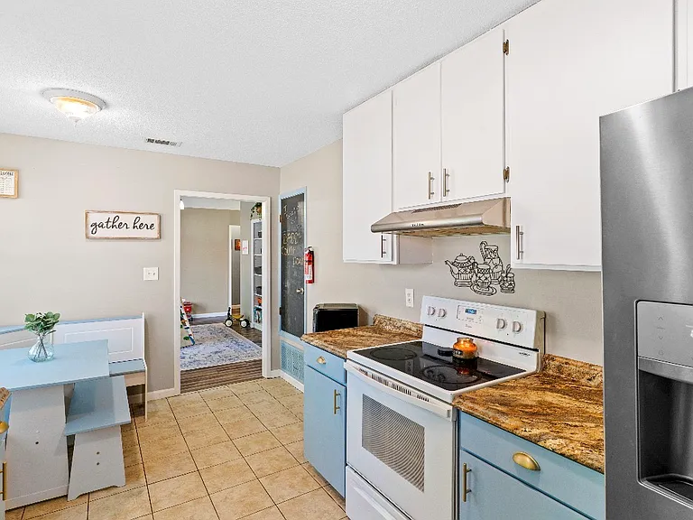 206 Seville Cir — Photo 3