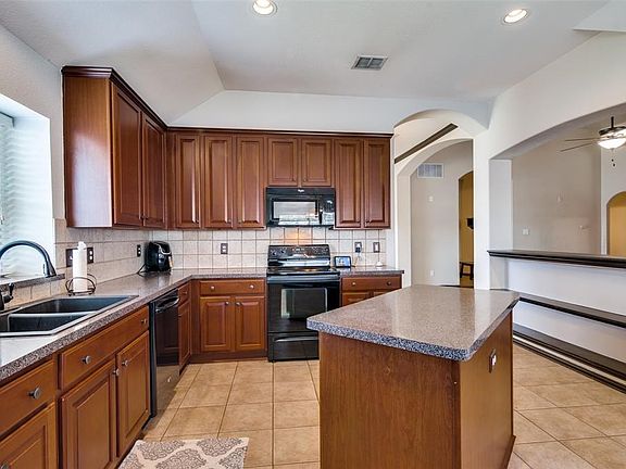3rd image of 112 Mahonia Dr