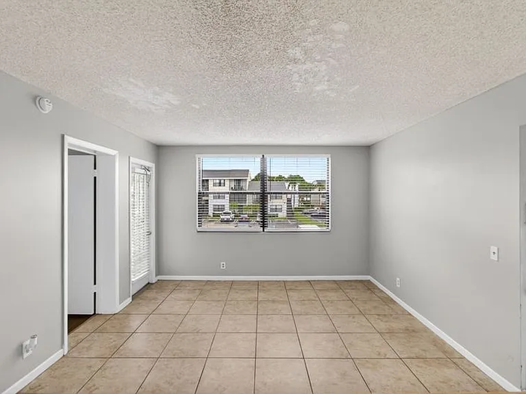 738 Executive Center Dr #21-10-21 — Photo 5