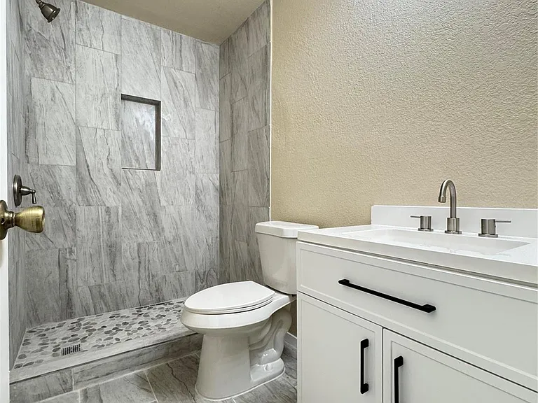 528 Post Oak Ln — Photo 14