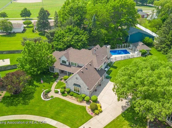 682 Parkview Cir, Saint Johns, MI 48879