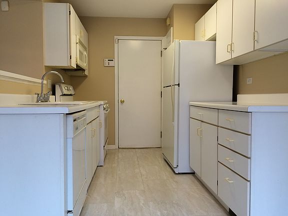 2nd image of 2987 Belle Ln