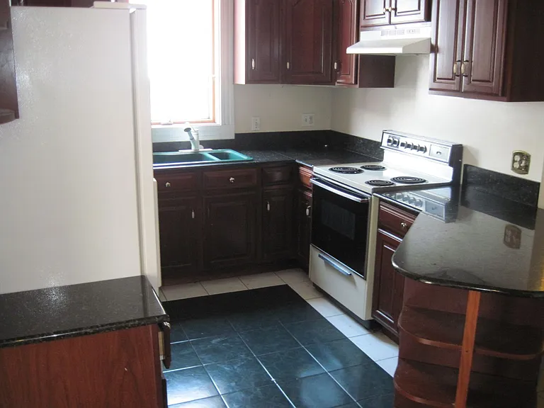 2609-11 N. Maryland Ave. — Photo 8