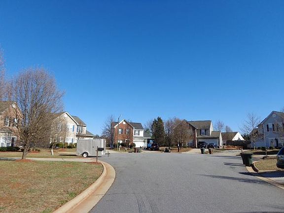 5th image of 10 Blackhaw Ct