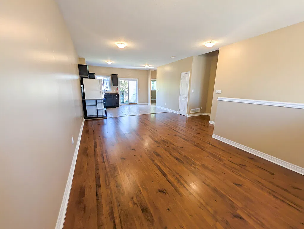 22 Carleton Street North — Photo 4