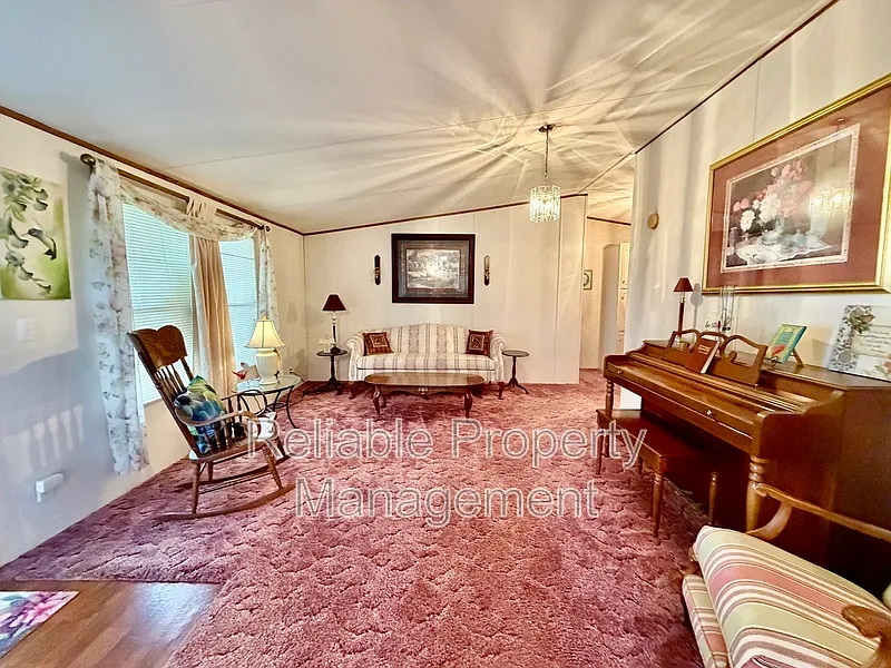 4 bed, 2.0 bath, $1,750 — Photo 2
