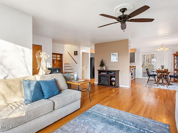 4th image of 14535 Angelus Cir