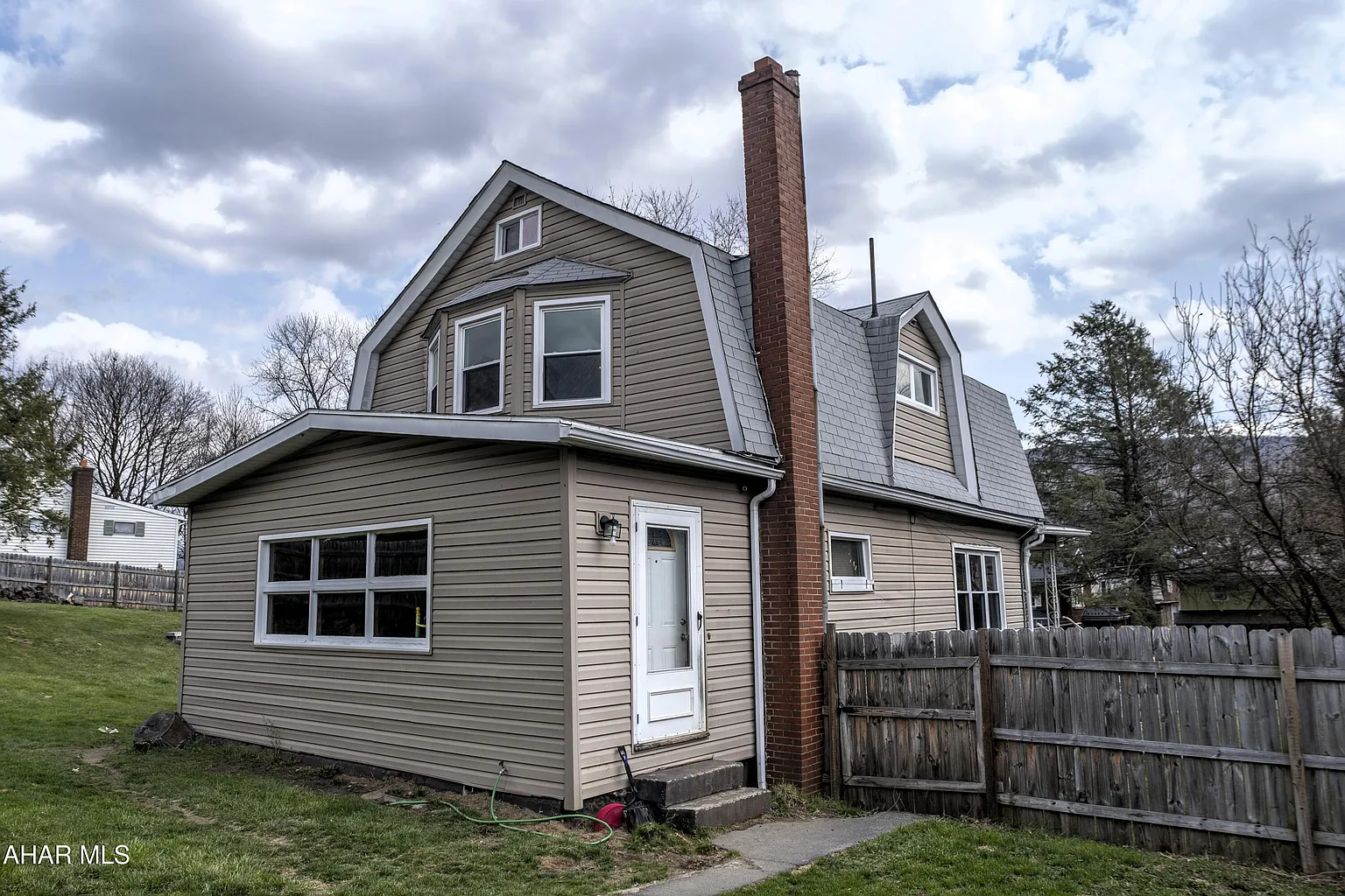 711 E Bell Ave photo 1