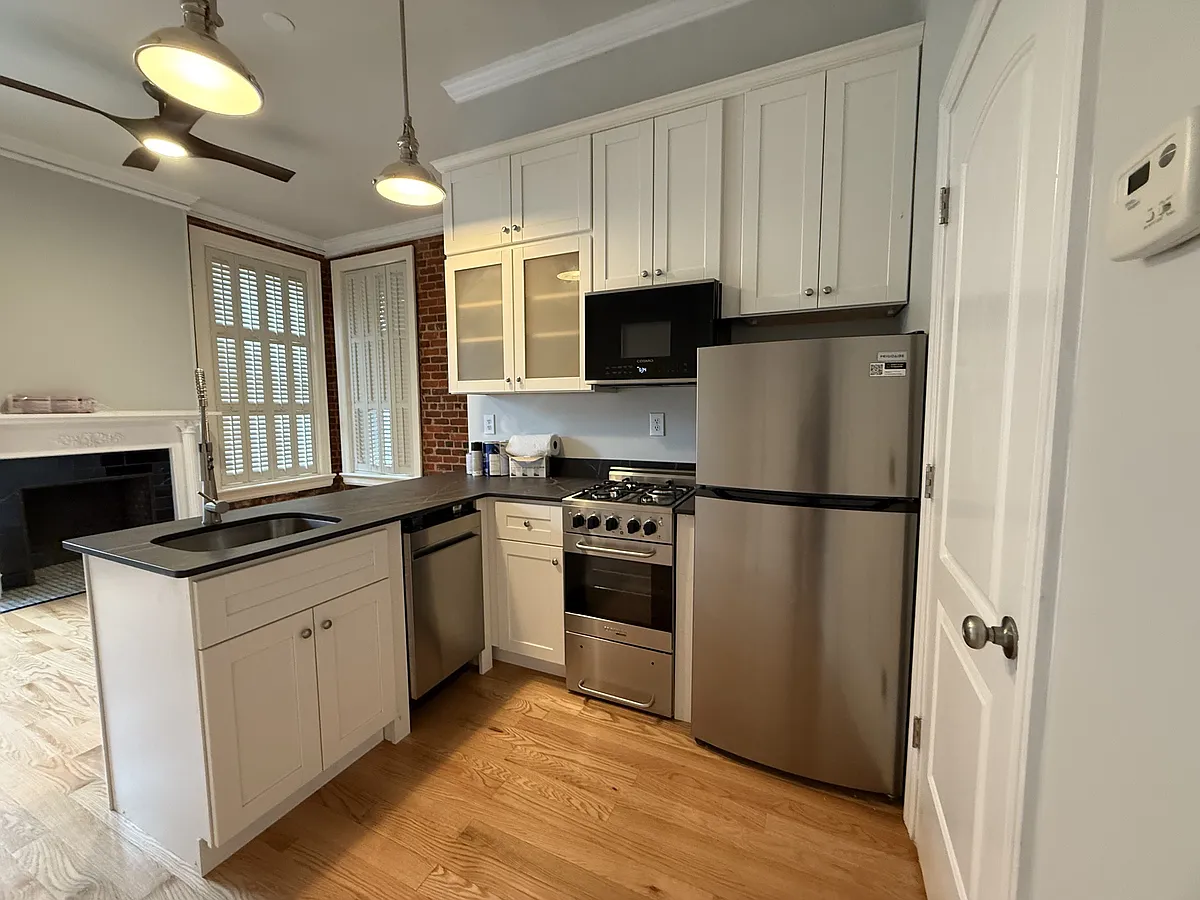 Photo 1 of 12 - 1842 Monument Ave #1 - Richmond, VA Kitchen - 1842 Monument Ave #1