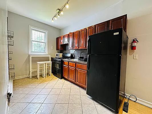 5th image of 207 Sumpter St #2