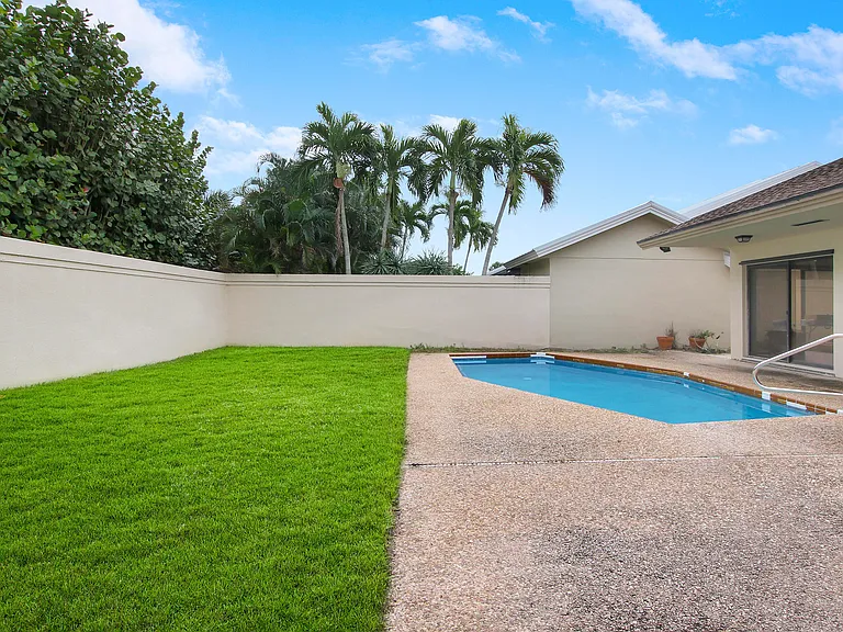 111 Seashore Dr — Photo 19