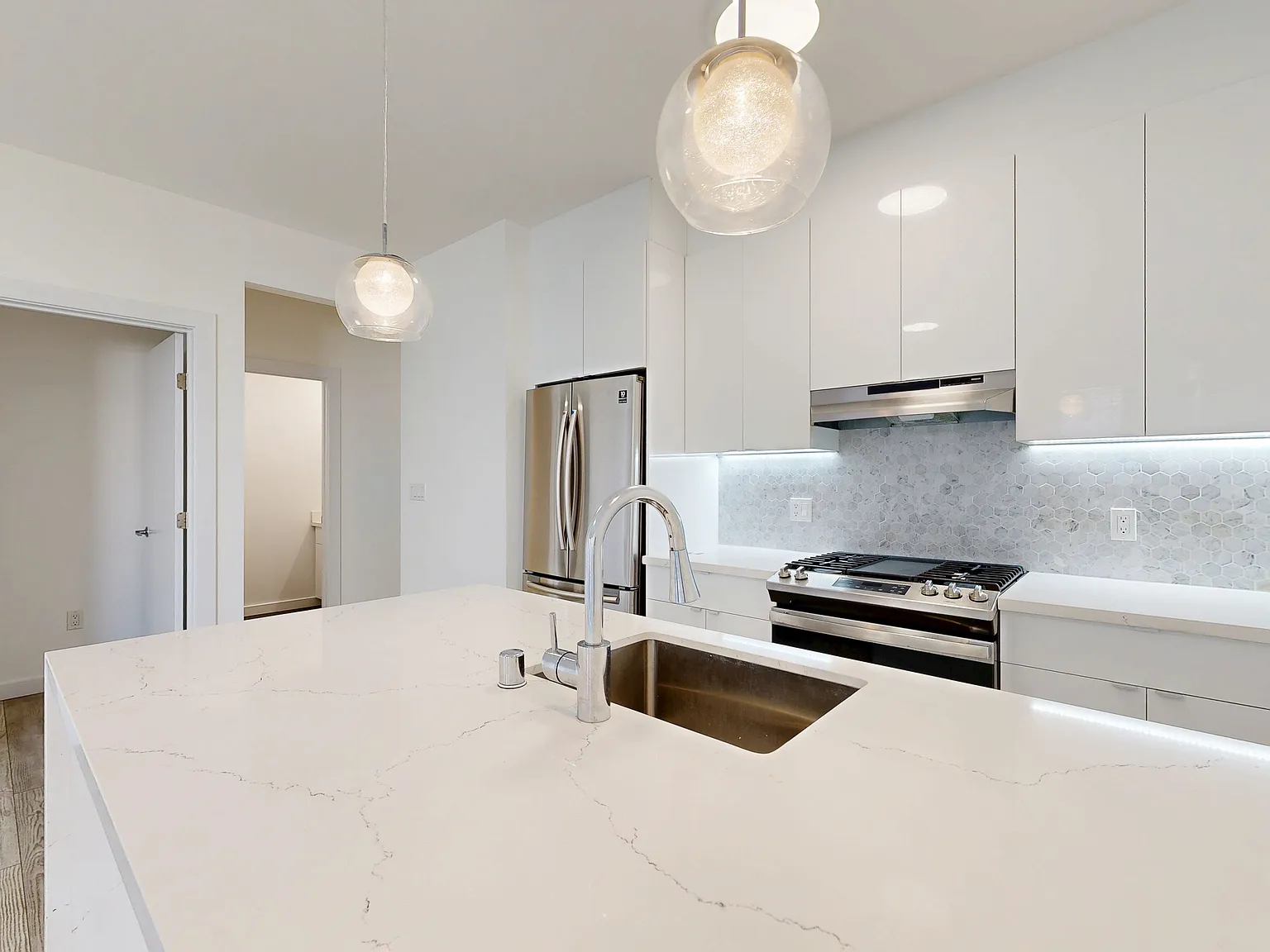 Spacious 3BR/1.5BA Marina Apartment with In-Unit Laundry — Photo 3