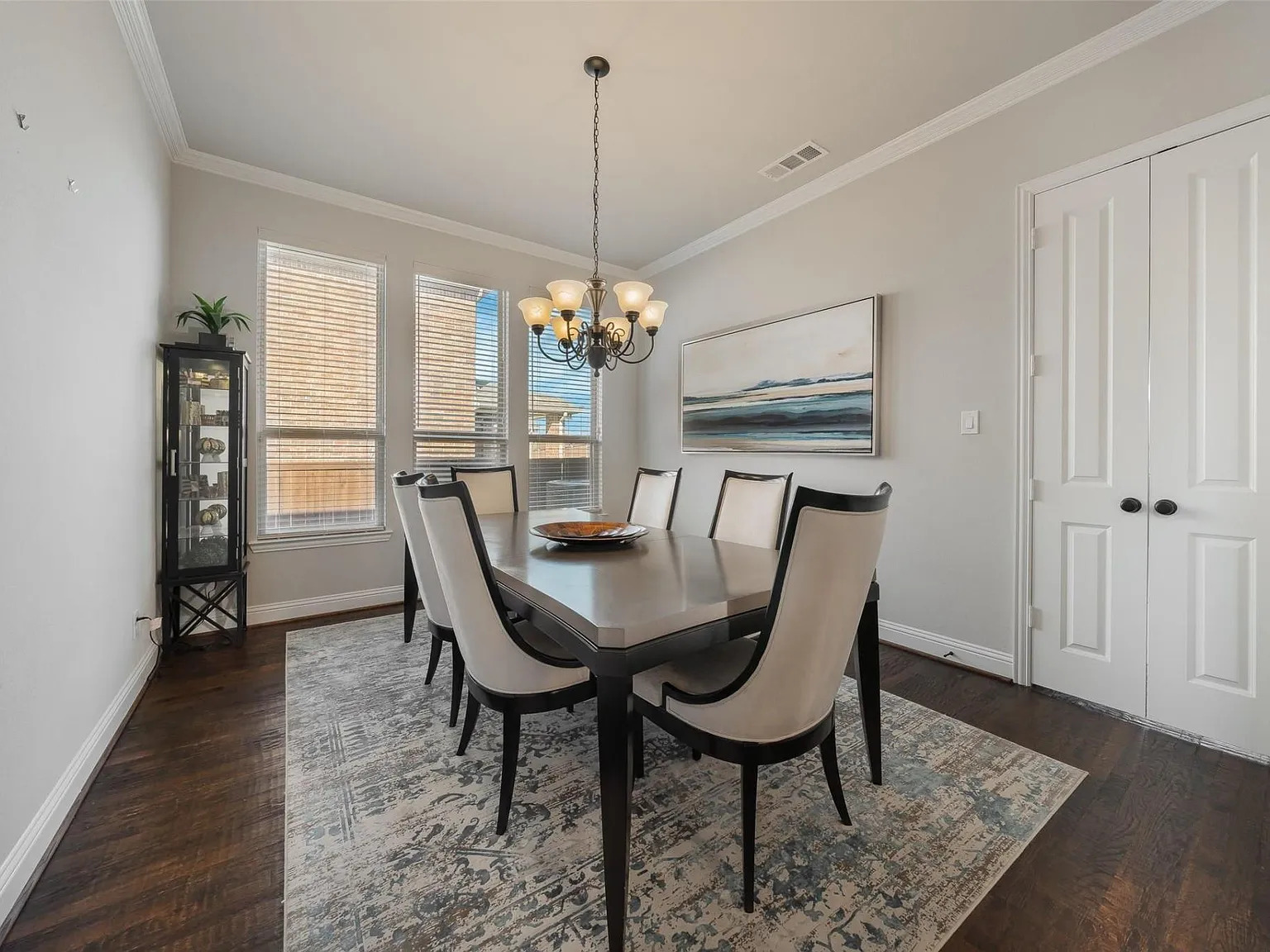 5 bed, 3934 sqft, $4,495 — Photo 4