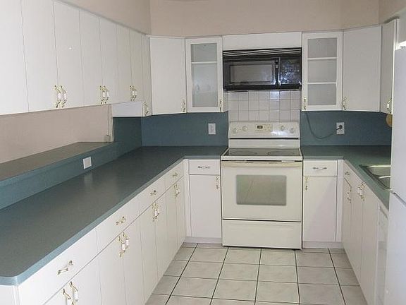 Lots of cabinets!
