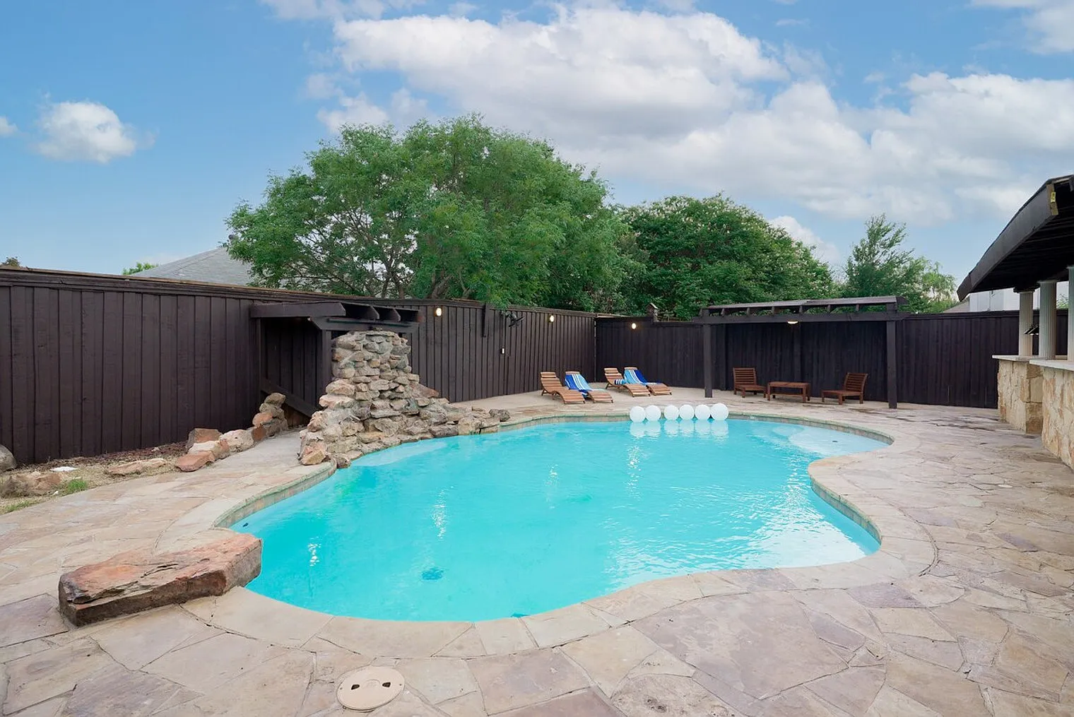 5 bed, 3.0 bath, 3132 sqft, $8,810 — Photo 2