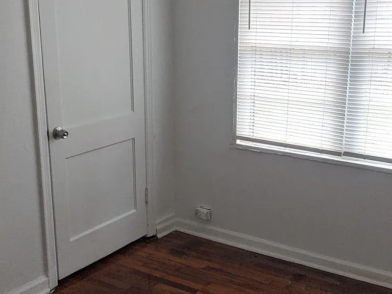 2504 Thompson Ave — Photo 5