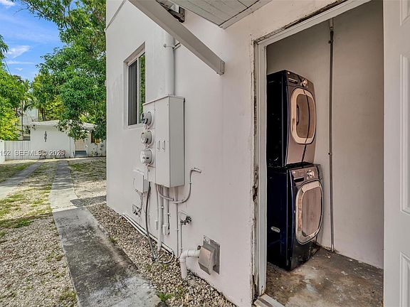 4th image of 1963 SW 17th Ct