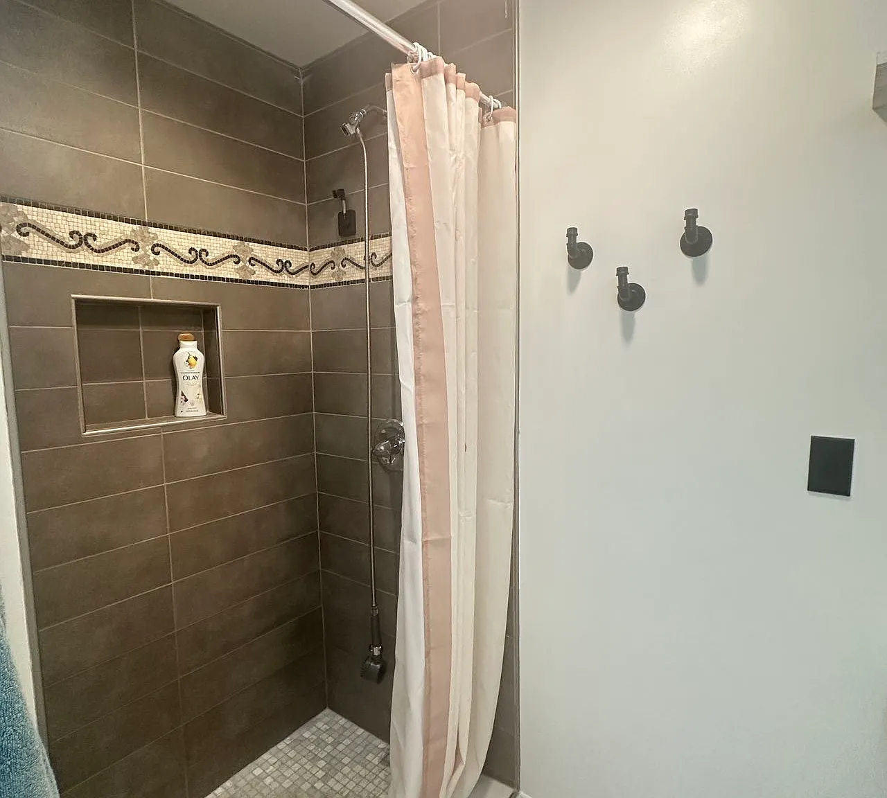 5 bed, 1440 sqft, $2,300 — Photo 2