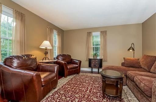 5th image of 225 Edgewater Dr