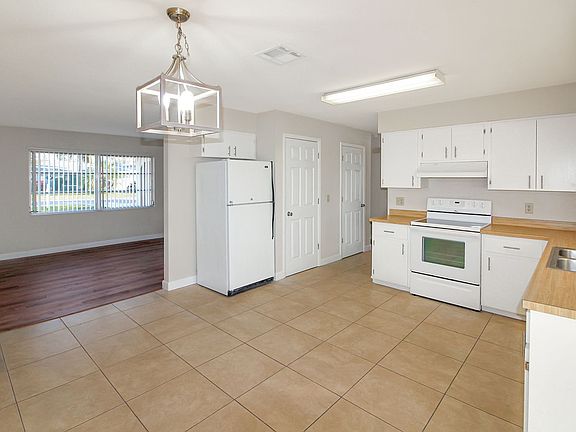 5th image of 804 W Baffin Dr