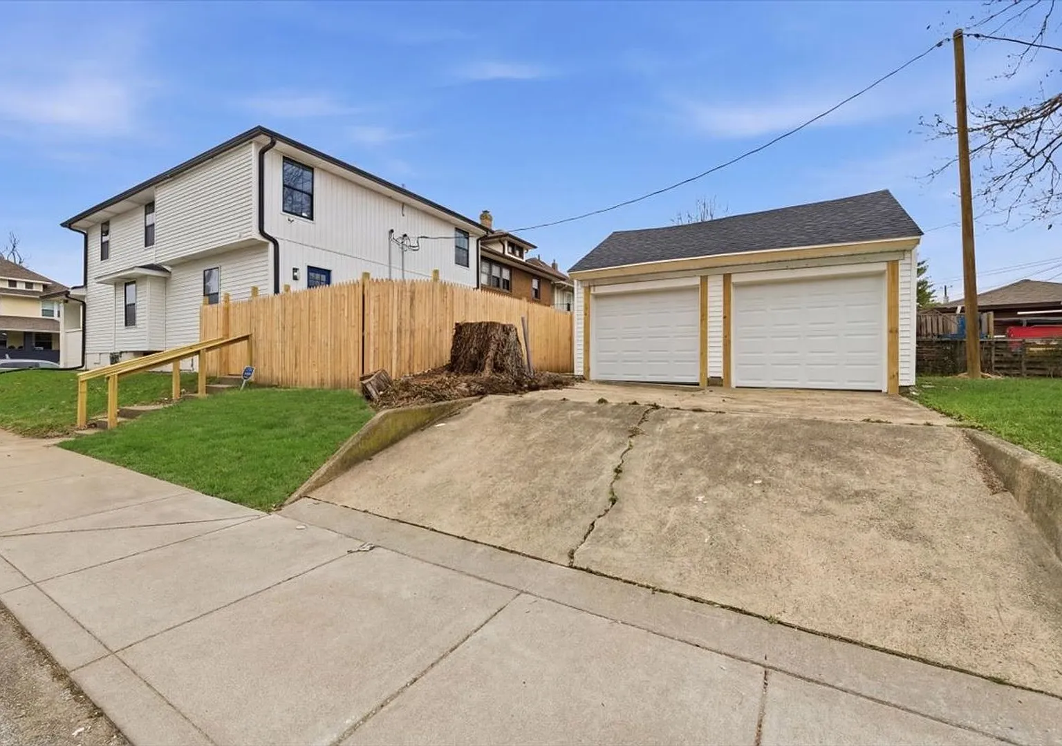 1036 N Parker Avenue - $1,795.00/mo. *Move in Special - Sign a lease by 7/30 and receive a $250 c... — Photo 3