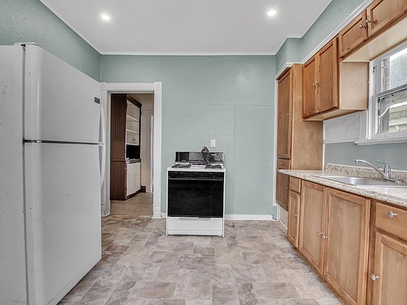 3rd image of 596 West Ave #2