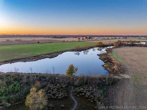 4th image of 110 E 220th Rd