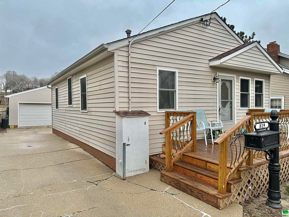 1st image of 819 27th St