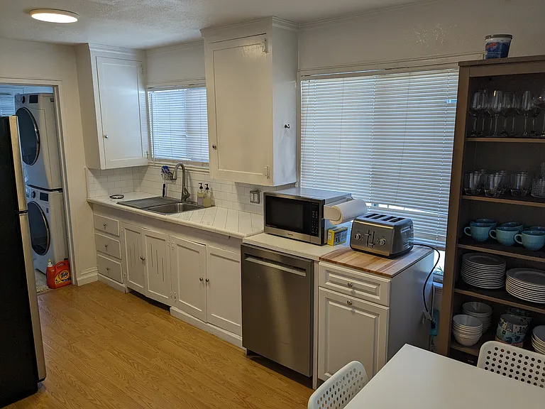 425 Capitola Ave — Photo 5