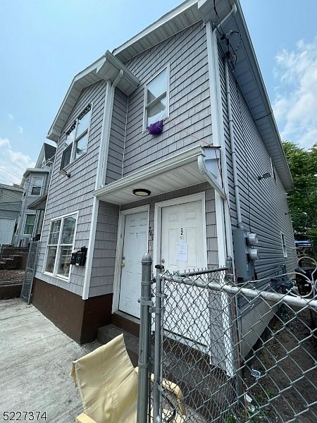 1st image of 740 E 18Th St