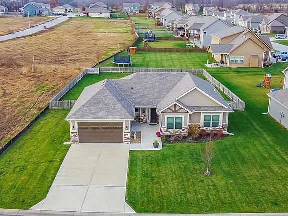 3rd image of 718 Solomon Dr