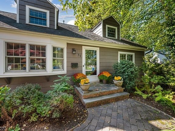 4th image of 31 Crescent Dr