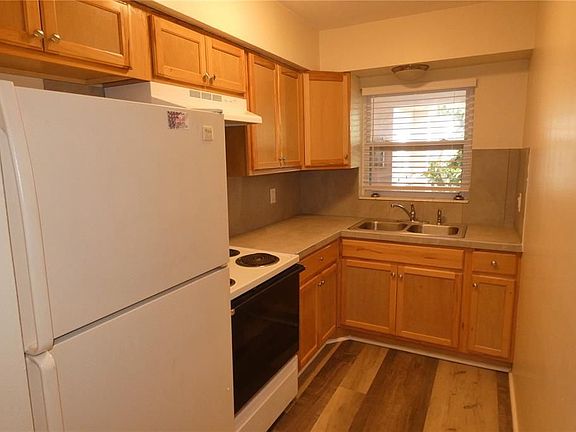 3rd image of 810 Tyrone Blvd N #I-2