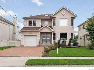 14 6th Ave, New Hyde Park, NY 11040