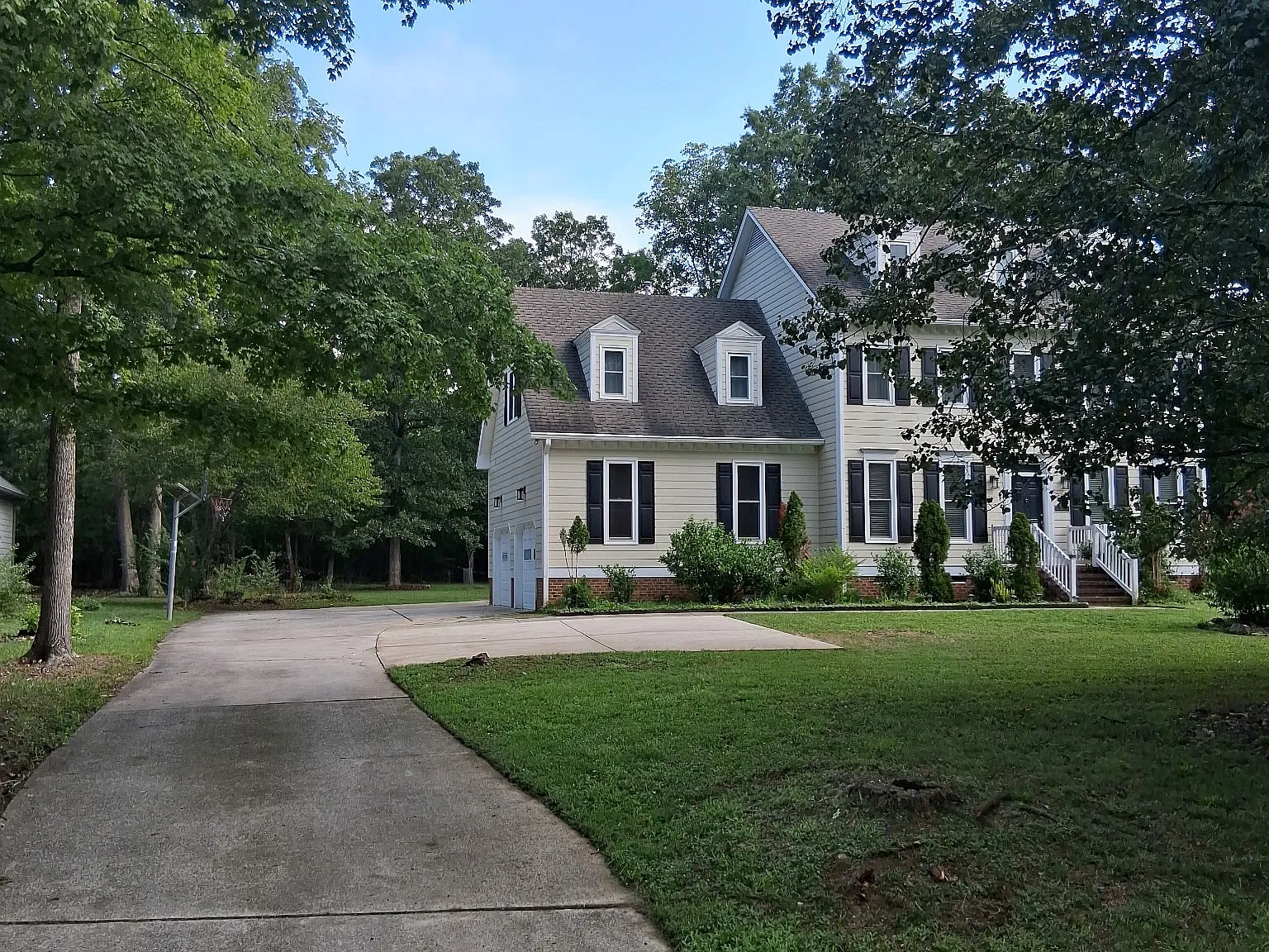 5 bed, 4.5 bath, 3500 sqft, $3,500 — Photo 2