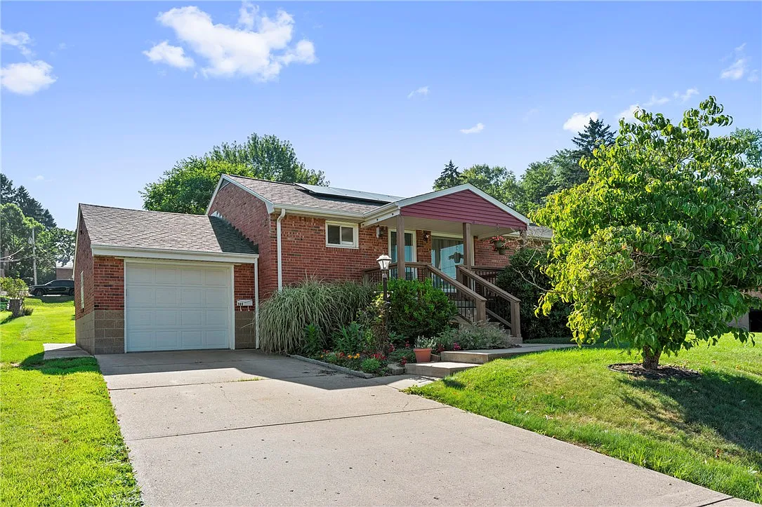 988 Willow Dr photo 1