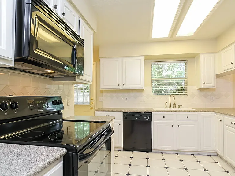 20914 Lake Park Trl — Photo 7