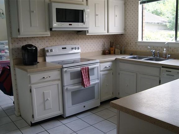 5th image of 8307 Town Creek Dr