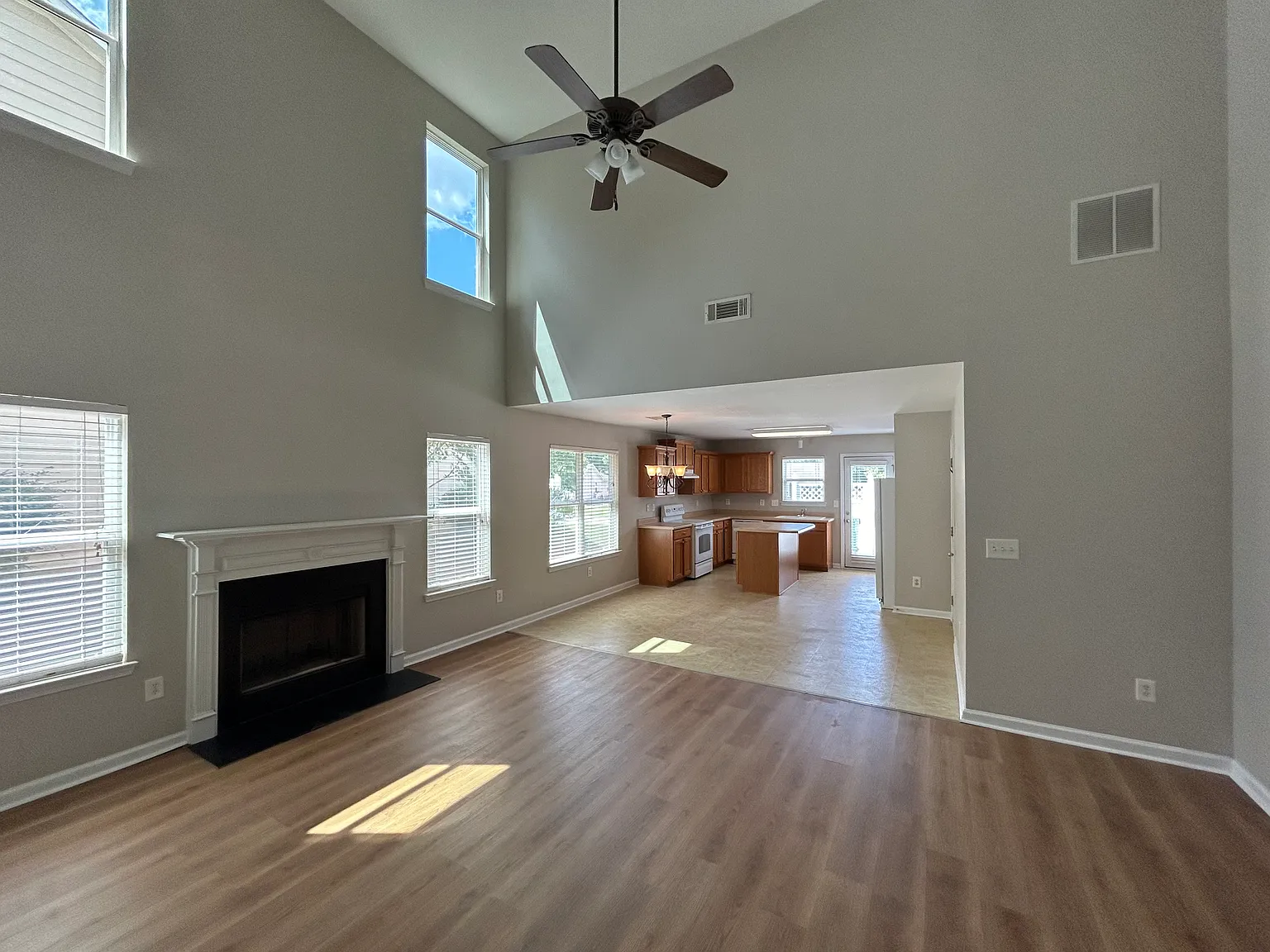 3 bed, 2000 sqft, $1,900 — Photo 4