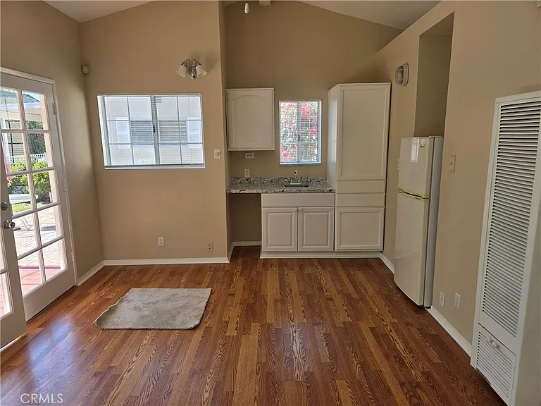 15219 Wyandotte St — Photo 26