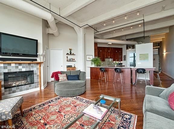 4th image of 1740 N Marshfield Ave #404