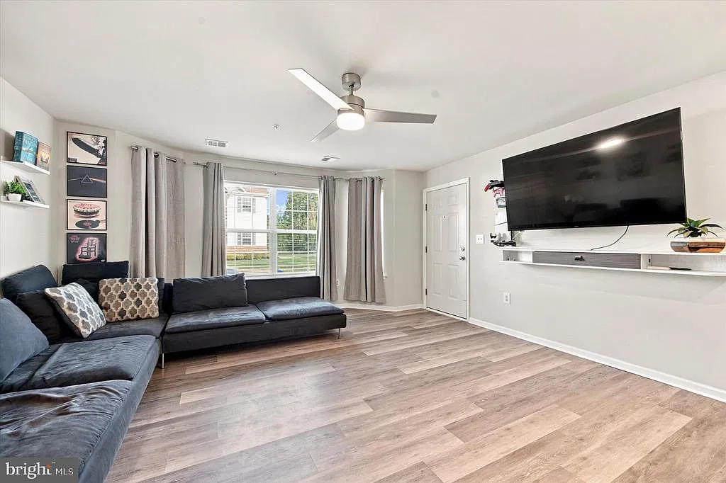 2 bed, 1.5 bath, 1070 sqft, $2,200 — Photo 4