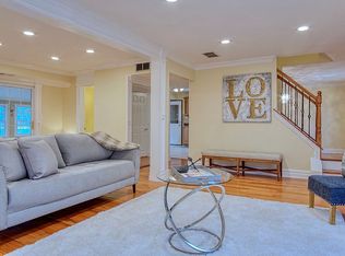 8 Firethorn Ct, Edison, NJ 08820